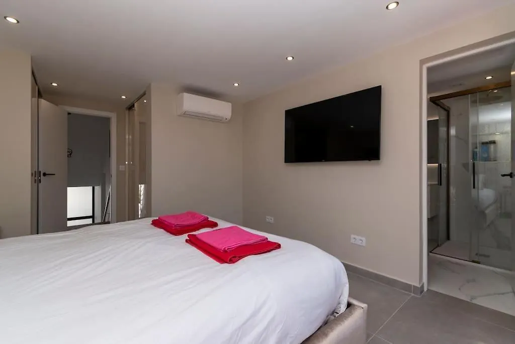 Modern 3 Bedroom Villa With Hot Tub In Costa Adeje  Costa Adeje (Tenerife)