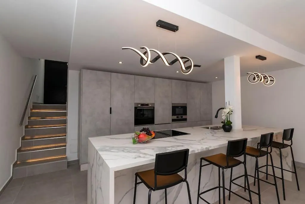 Modern 3 Bedroom Villa With Hot Tub In Costa Adeje Costa Adeje (Tenerife)