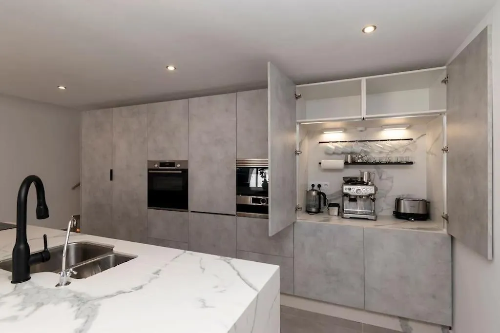 Modern 3 Bedroom Villa With Hot Tub In Costa Adeje Španělsko