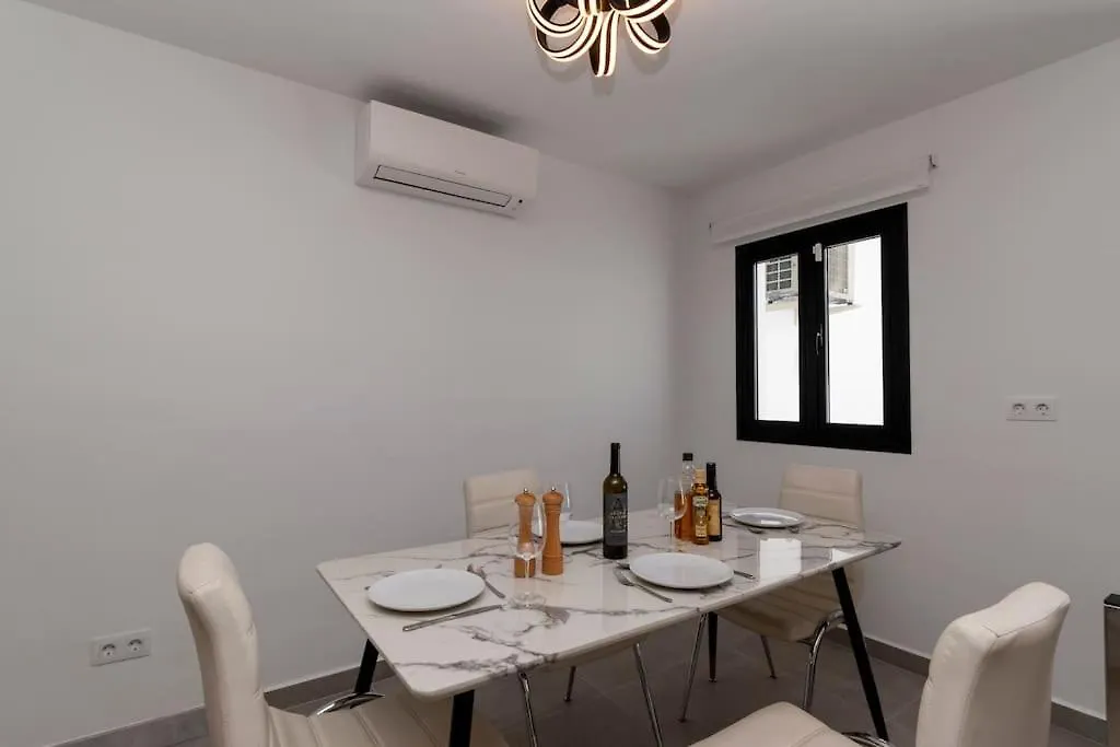 Modern 3 Bedroom Villa With Hot Tub In Costa Adeje Spagna