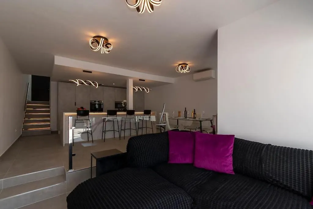 Modern 3 Bedroom Villa With Hot Tub In Costa Adeje