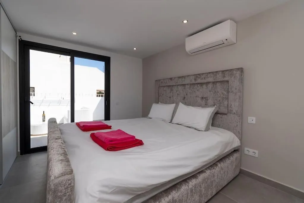 Modern 3 Bedroom Villa With Hot Tub In Costa Adeje 0*, Costa Adeje (Tenerife) Španělsko