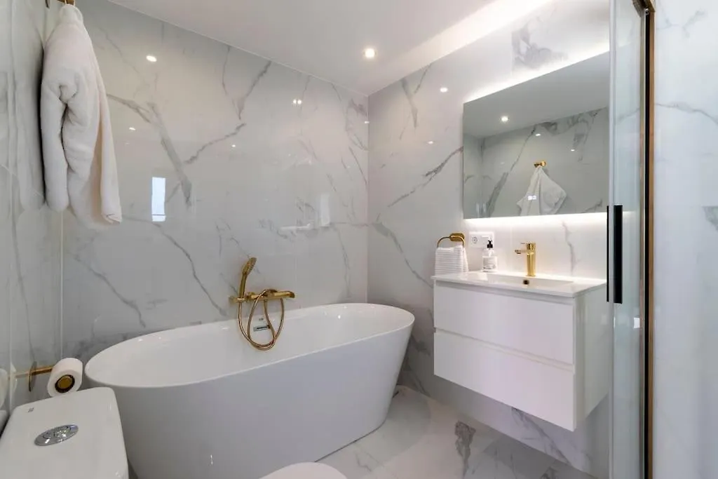 Modern 3 Bedroom Villa With Hot Tub In Costa Adeje 0*, Costa Adeje (Tenerife)