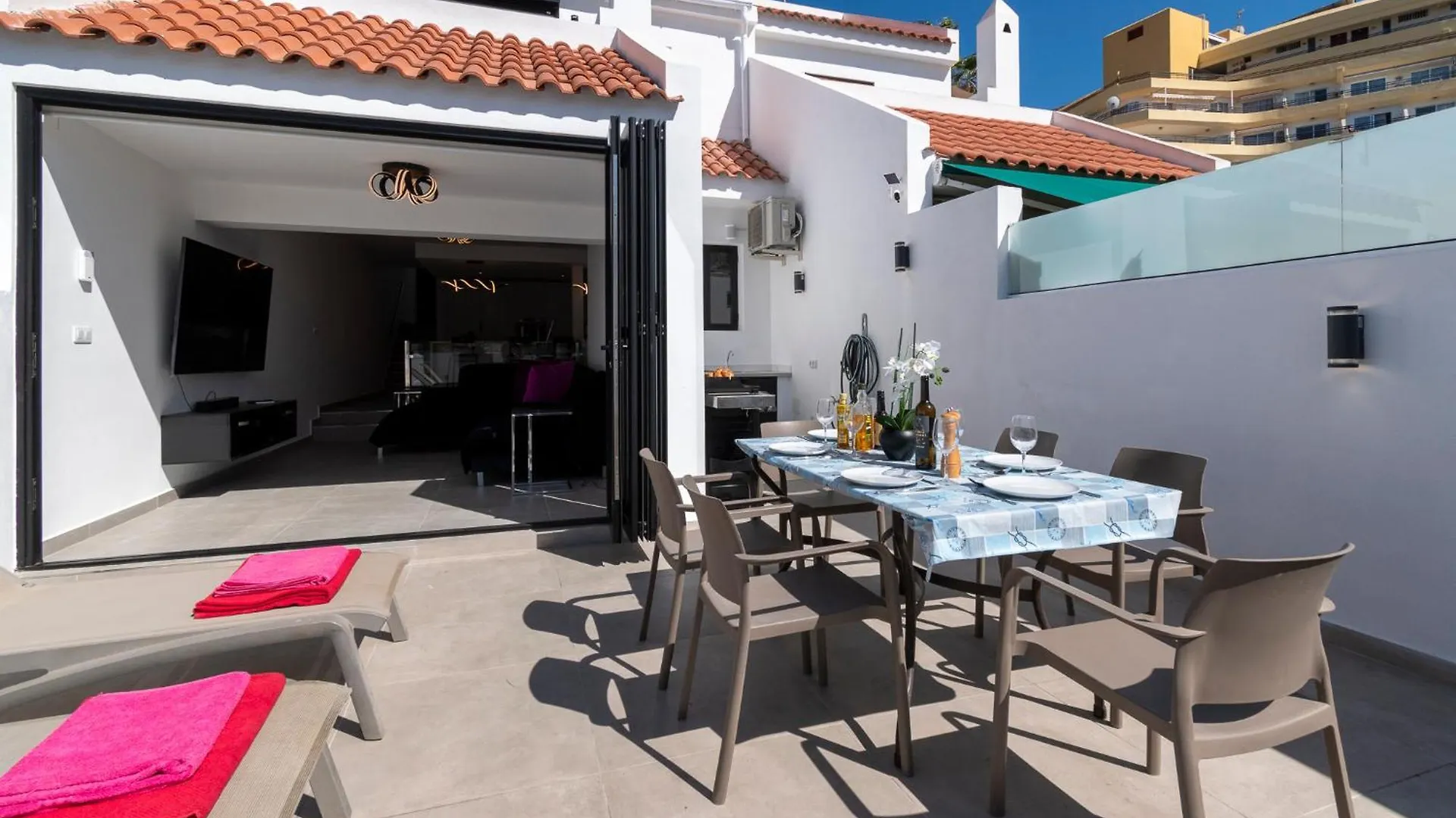 Modern 3 Bedroom Villa With Hot Tub In Costa Adeje Španělsko