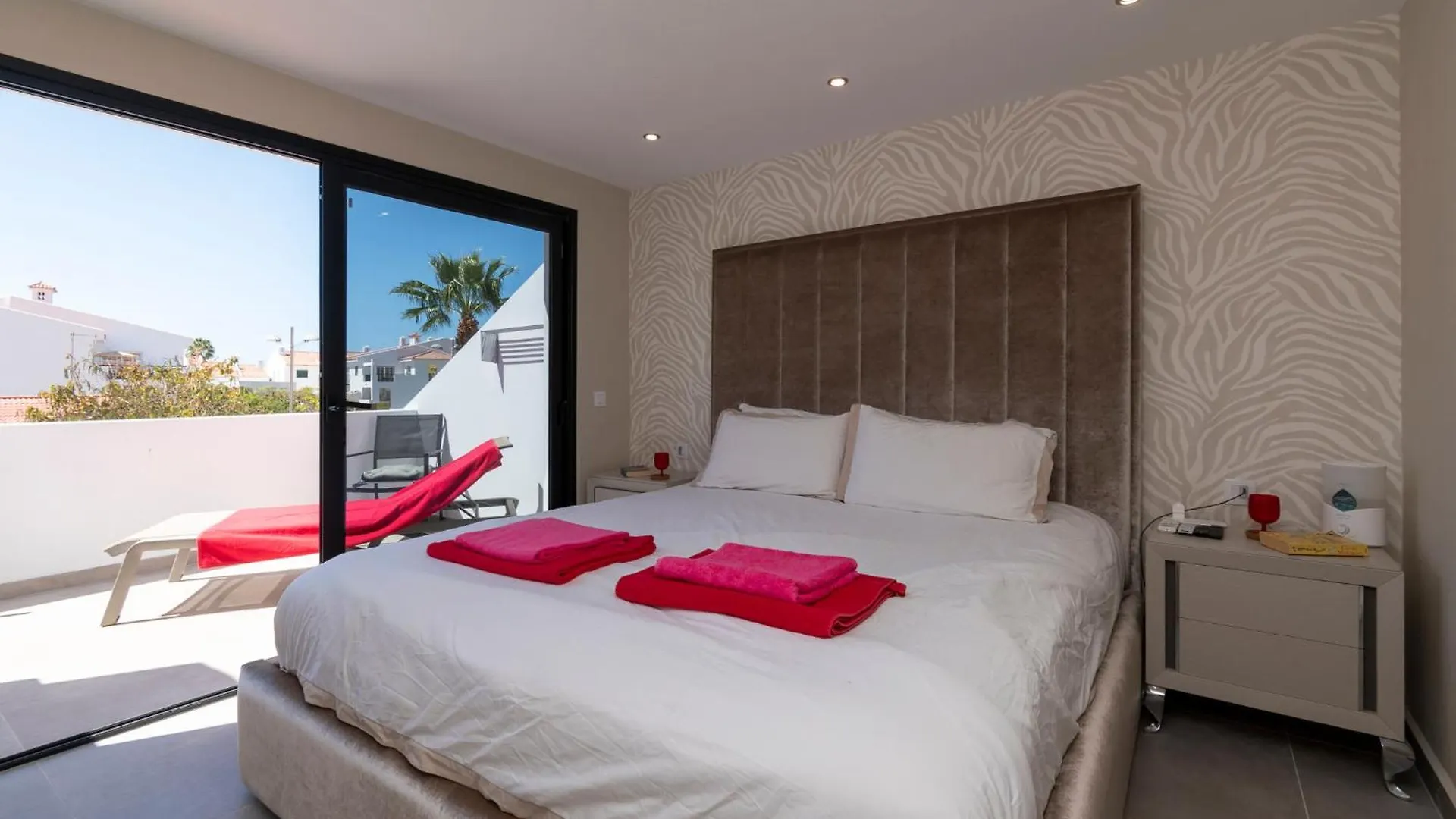 Modern 3 Bedroom Villa With Hot Tub In Costa Adeje 0*, Costa Adeje (Tenerife) Španělsko